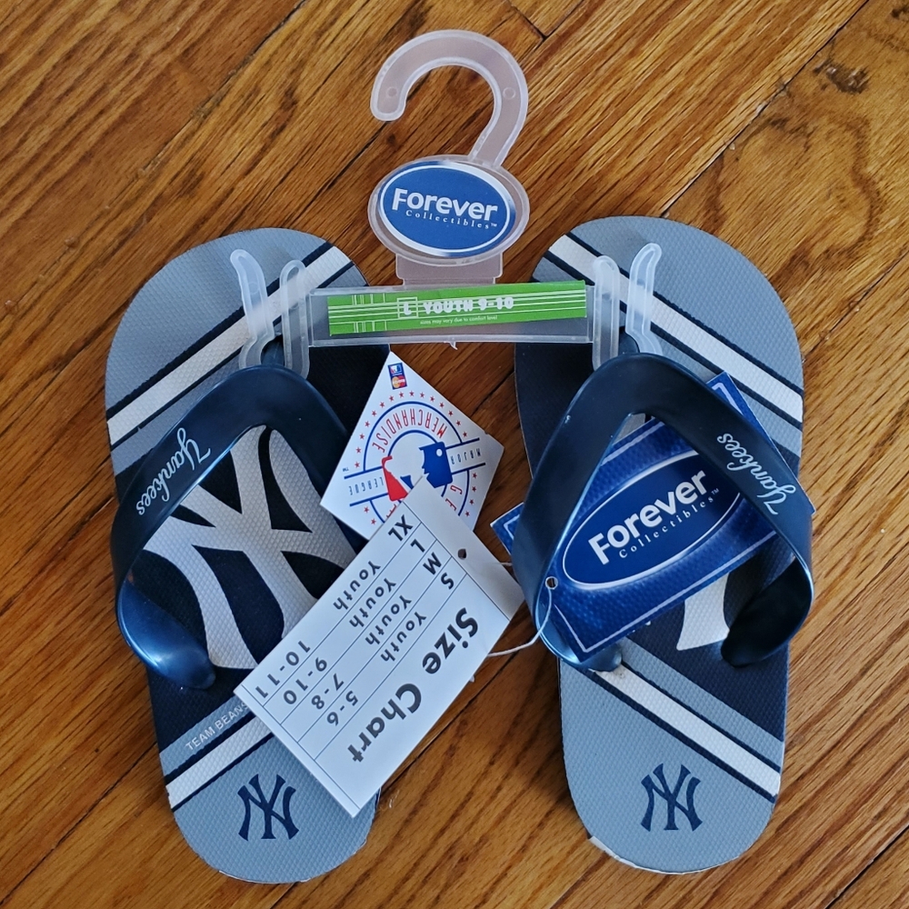 New York Yankee flip flops sz 9-10 kids